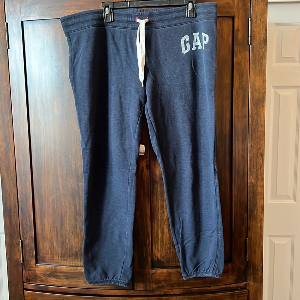 Gap light weight sweatpants, drawstring, gently used.slightly worn in btwn legs